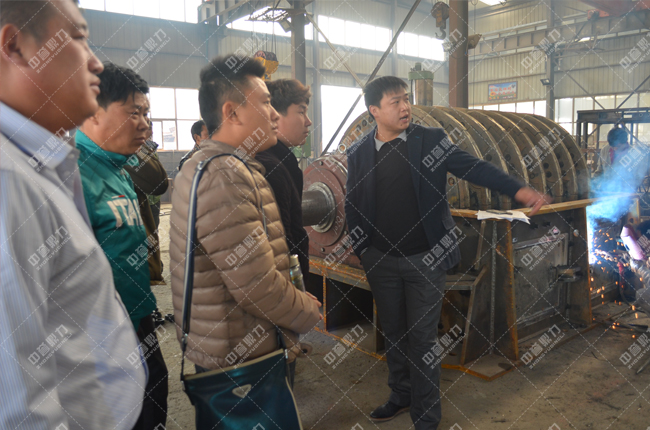 馬經(jīng)理正在給安徽客戶進(jìn)行的詳細(xì)的設(shè)備講解