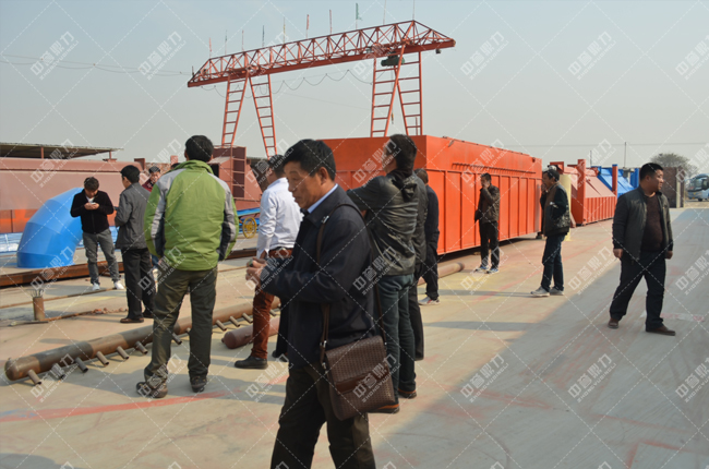 安徽客戶們正在新鄉(xiāng)鼎力除塵器廠進(jìn)行參觀