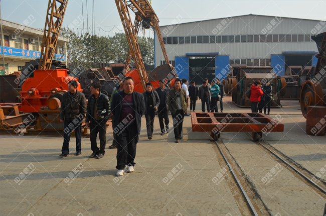 安徽客戶團(tuán)正在新鄉(xiāng)鼎力廠區(qū)參觀設(shè)備