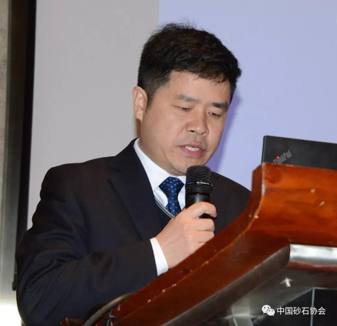 貴州鐵路投資有限責任公司黨委委員、副總經理 蔣云